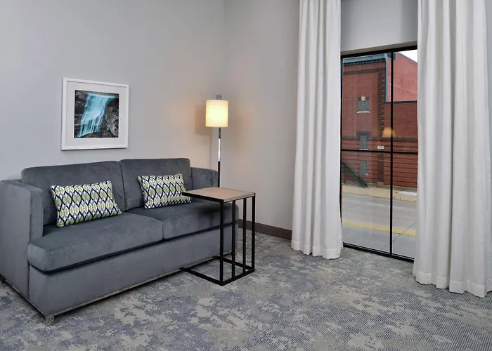 Central hotel: Hampton Inn Cedar Falls Downtown, Ia